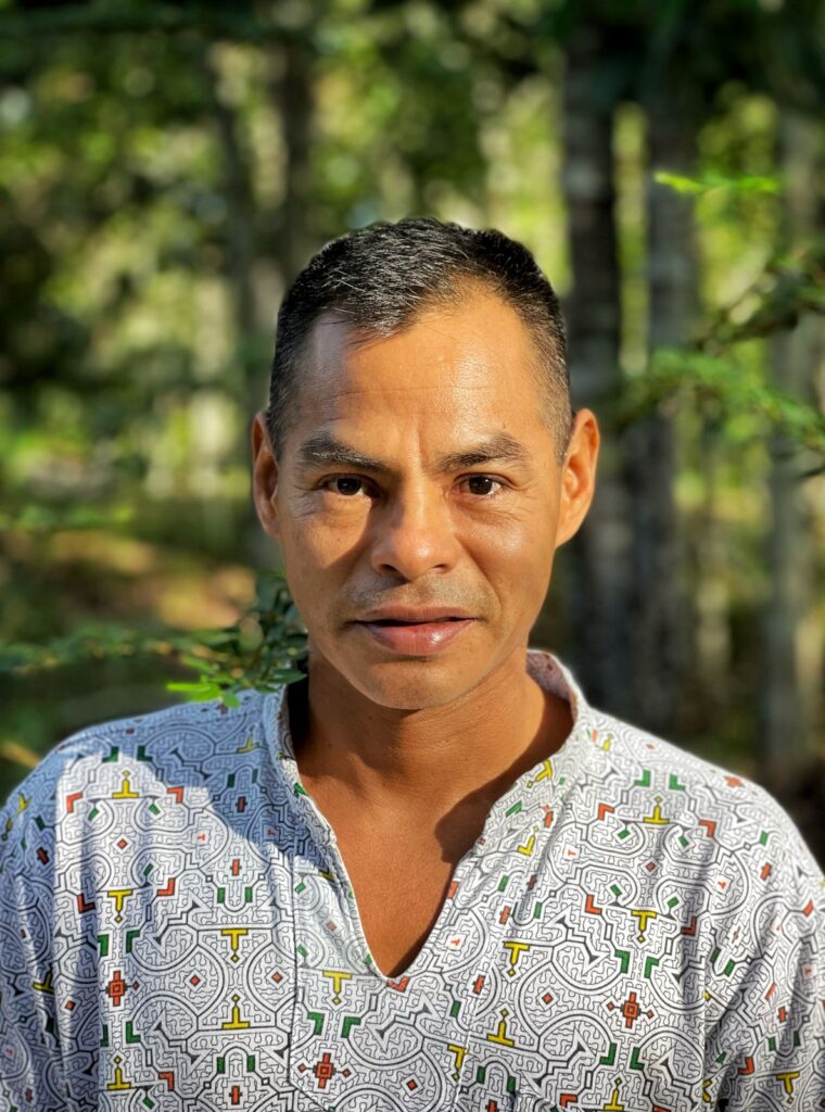 maestro Arturo Vaya Shobo Ayahuasca Helaing retreat center Peru, Plant Dieta with Master Plants